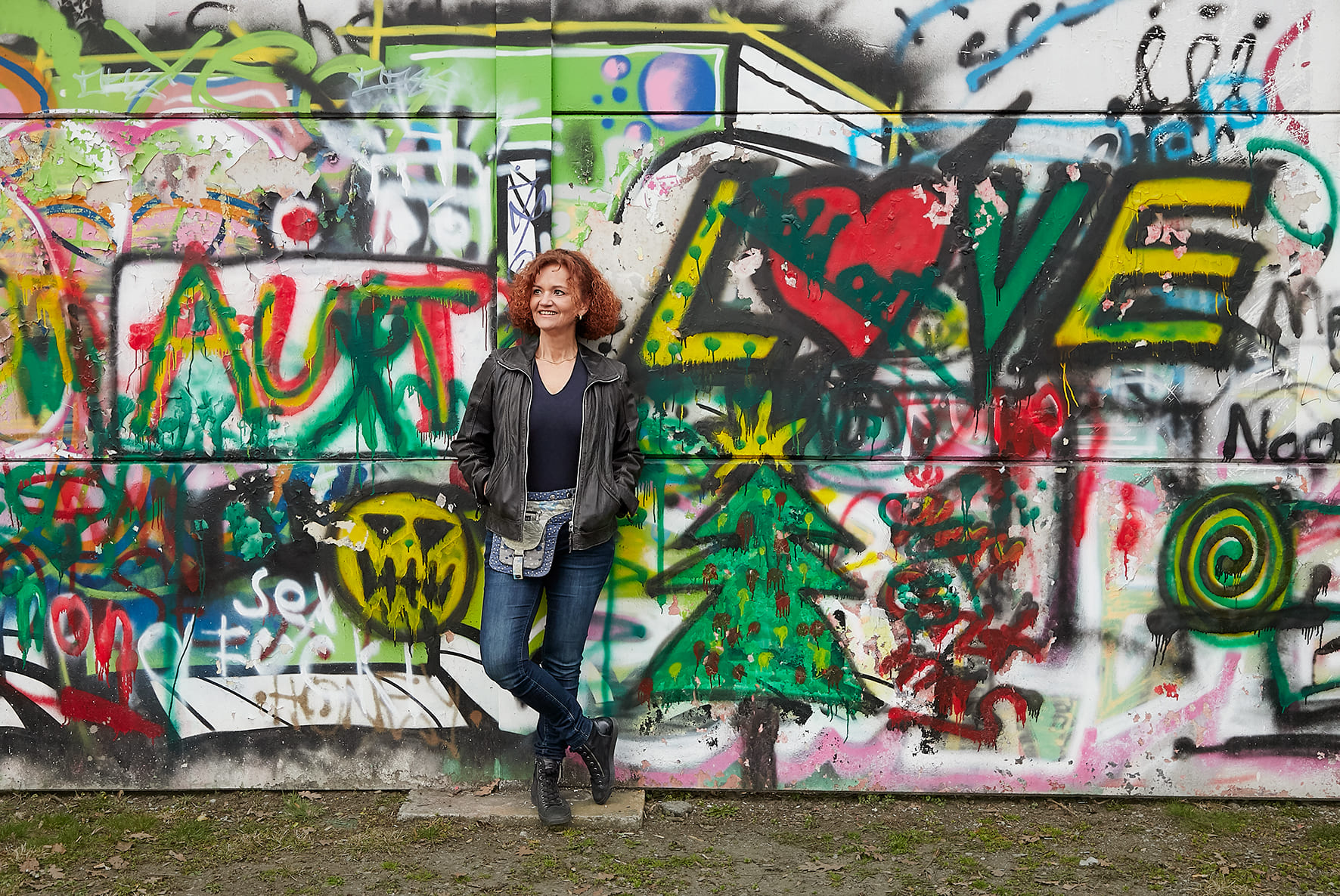Klaudia Krainer-Aunitz vor Grafittiwand